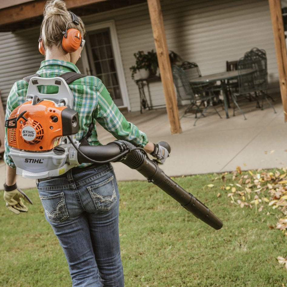 Performance Plus MS | Souffleur à dos STIHL BR 200 | utilisation pour enlever les feuilles en extérieur