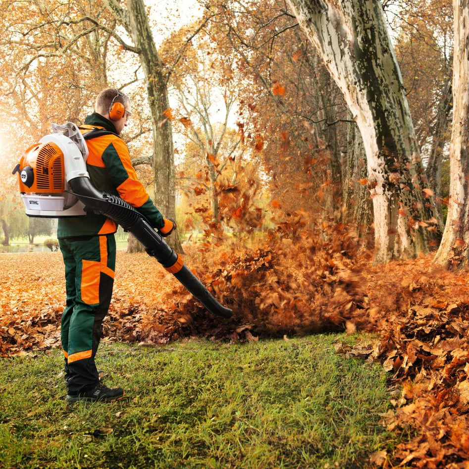 Performance Plus MS | Souffleur à dos professionnel STIHL BR 700 | utilisation par un paysagiste pour le nettoyage extérieur