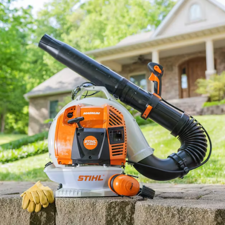Performance Plus MS | Souffleur à dos professionnel STIHL BR 800 X | utilisation par un paysagiste pour enlever feuilles et débris