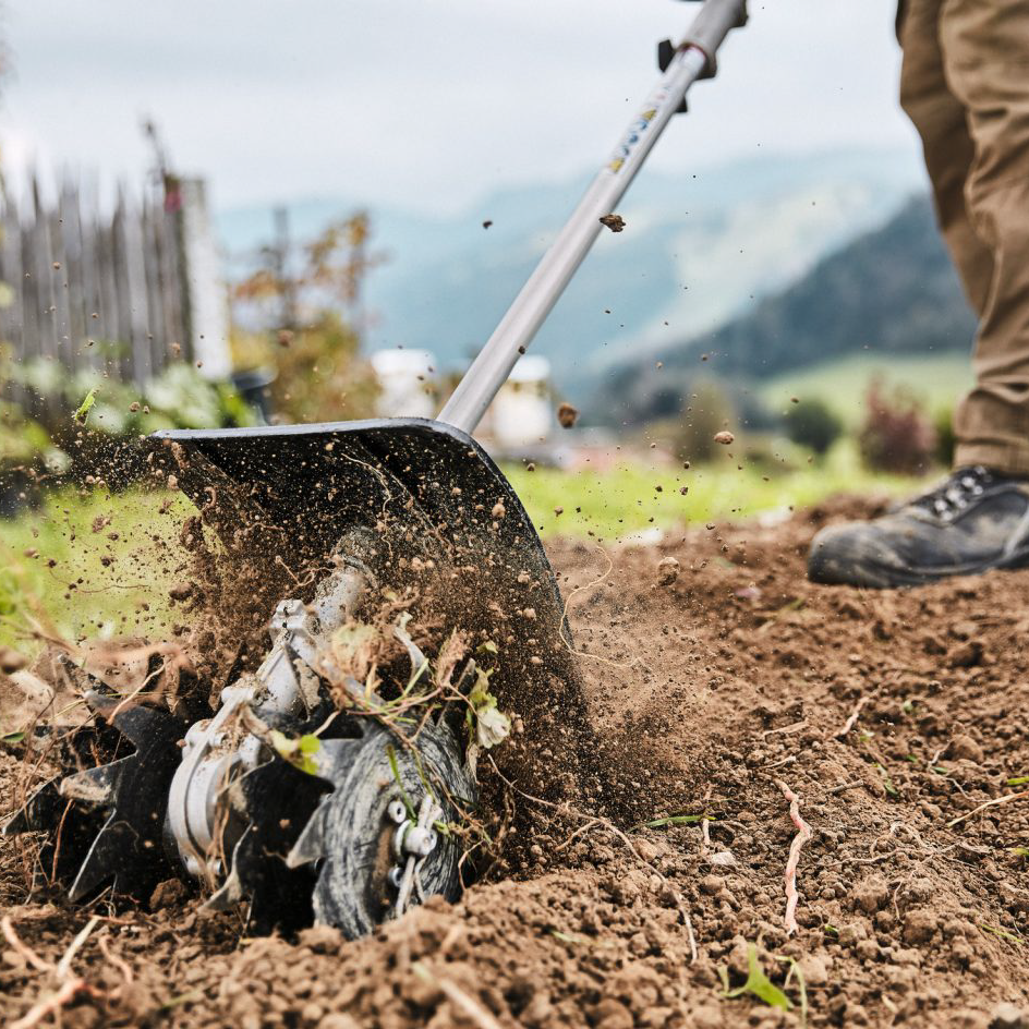 Performance Plus MS | Rotoculteur Stihl KM | en action dans la terre