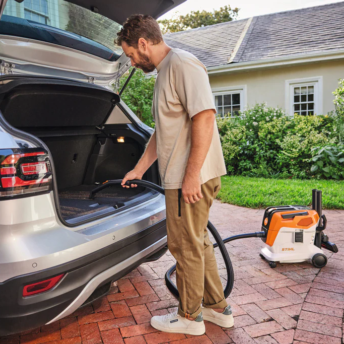 Performance Plus MS | Aspirateur à batterie STIHL SEA 60 | nettoyage du coffre de voiture