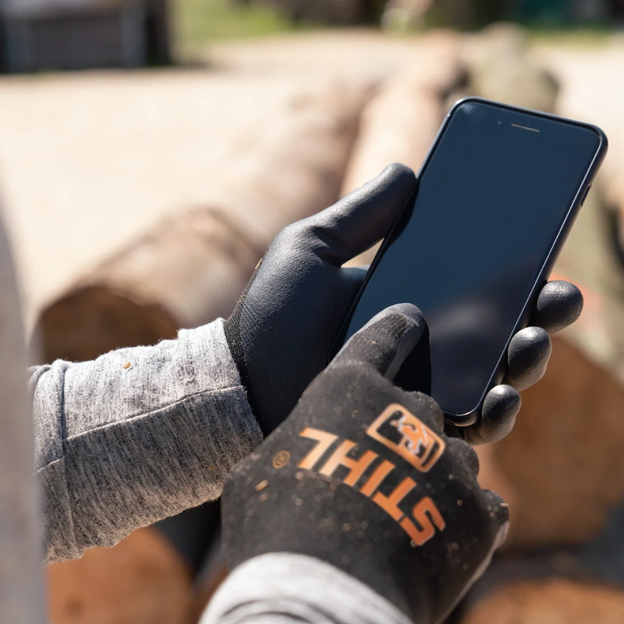 Performance Plus MS | Gants STIHL FUNCTION SensoTouch | Utilisation d’un téléphone avec gants tactiles | Maniwaki QC
