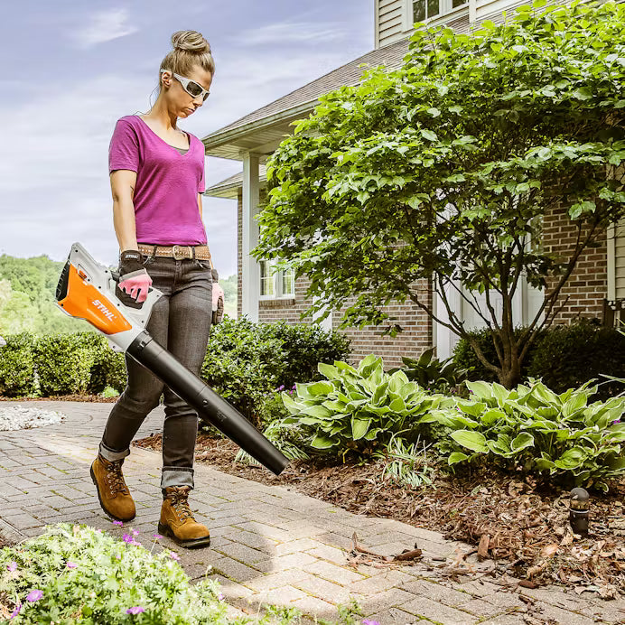 Performance Plus MS | Souffleur à batterie STIHL BGA 45 | dégagement de feuilles dans un jardin résidentiel