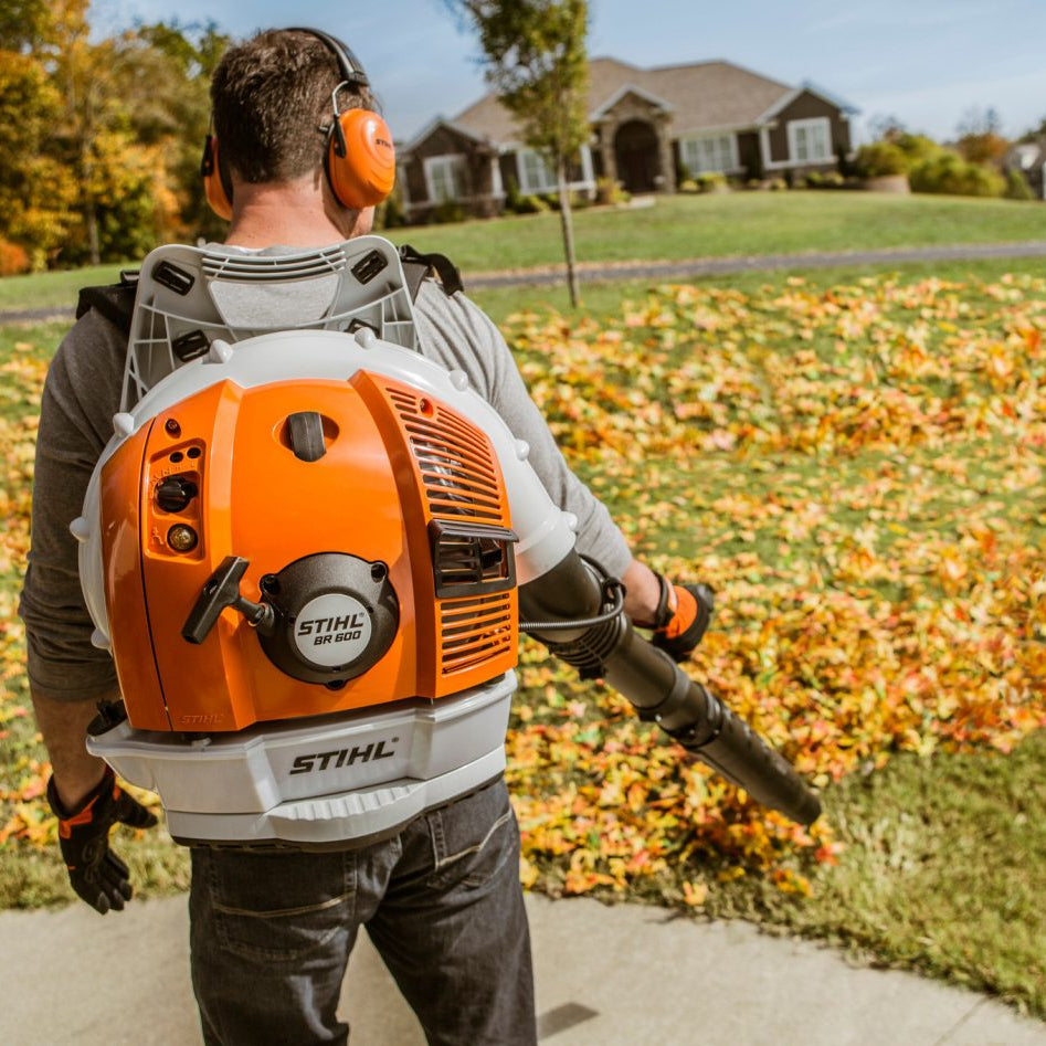 Performance Plus MS | Souffleur à dos professionnel STIHL BR 600 | utilisation par un paysagiste pour enlever feuilles et débris
