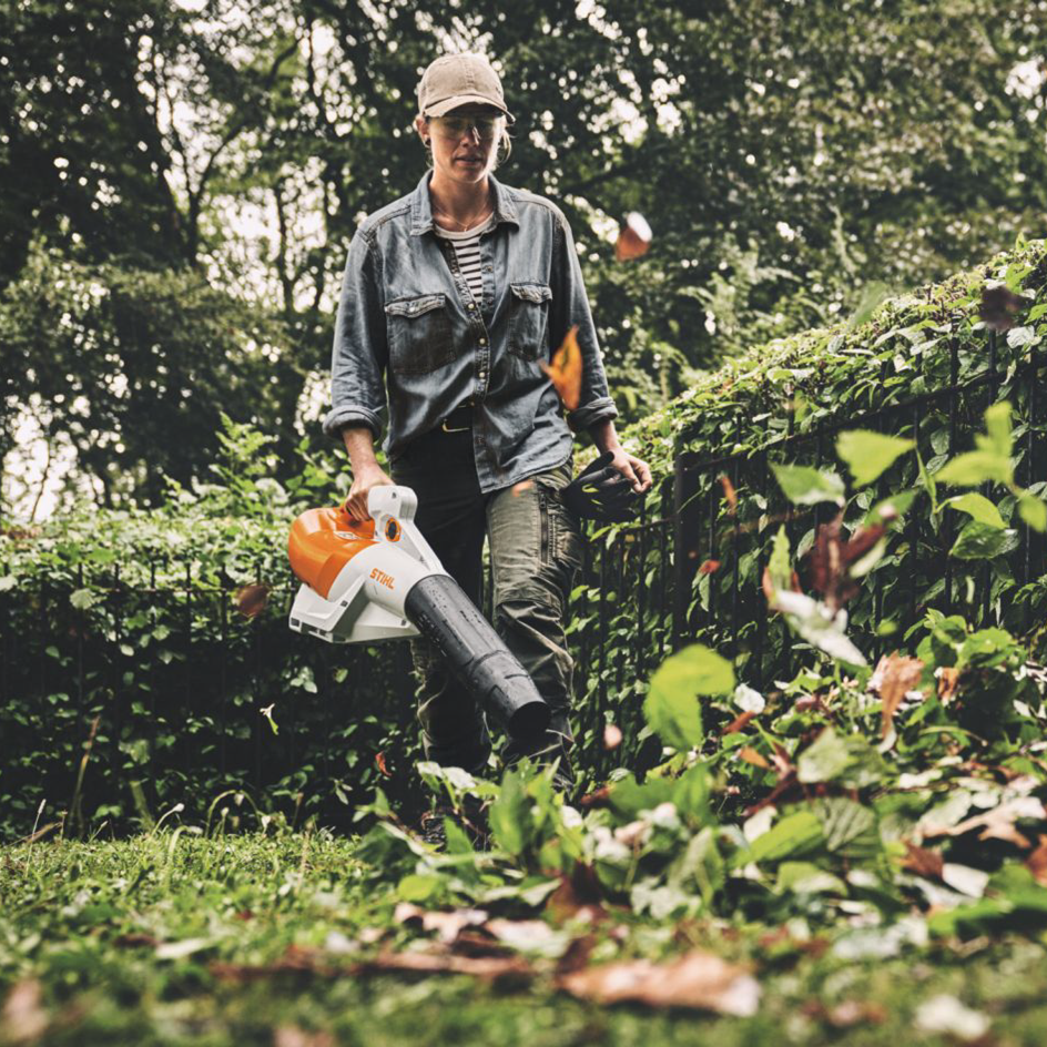 Performance Plus MS | Souffleur à batterie STIHL BGA 250 | Souffleur en action