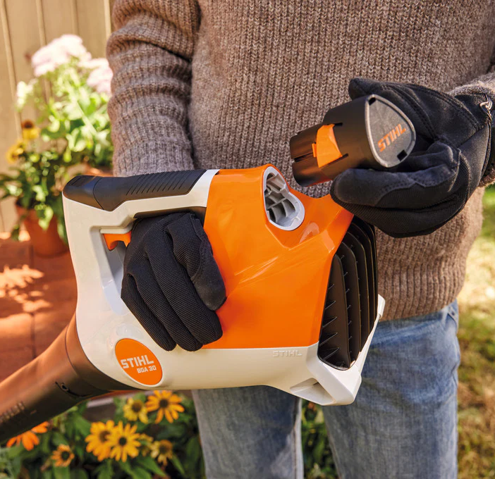 Performance Plus MS | Souffleur à batterie Stihl BGA 30, insertion de la batterie dans l’appareil