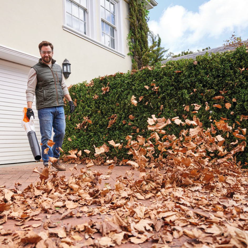 Performance Plus MS | Souffleur à batterie STIHL BGA 50 | utilisation pour enlever les feuilles