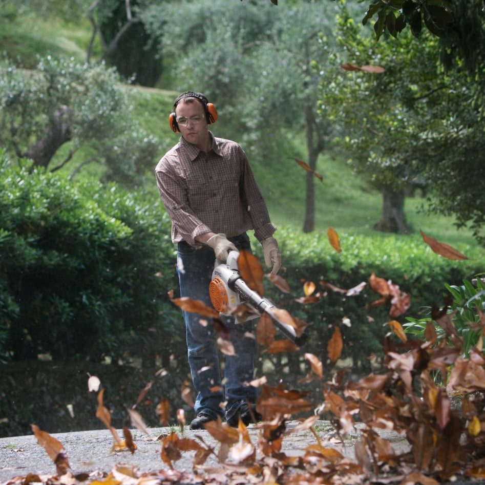 Performance Plus MS | Souffleur STIHL BG 86 | dégagement de feuilles sur terrain extérieur
