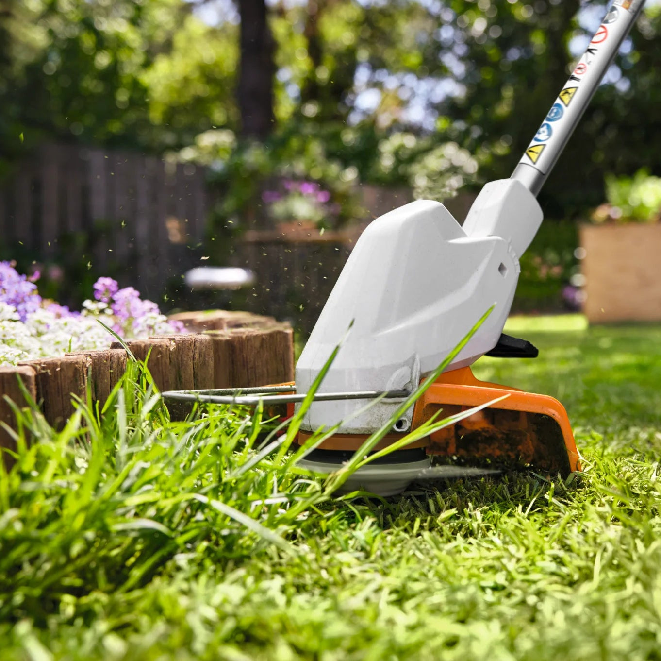 Performance Plus MS | Coupe-herbe à batterie STIHL FSA 30 | utilisation pour entretenir le gazon