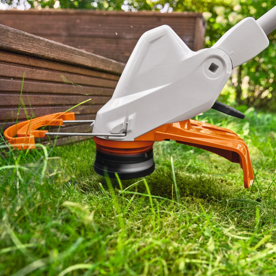 Performance Plus MS | Coupe-bordure à batterie STIHL FSA 50 | utilisation sur gazon résidentiel au Québec