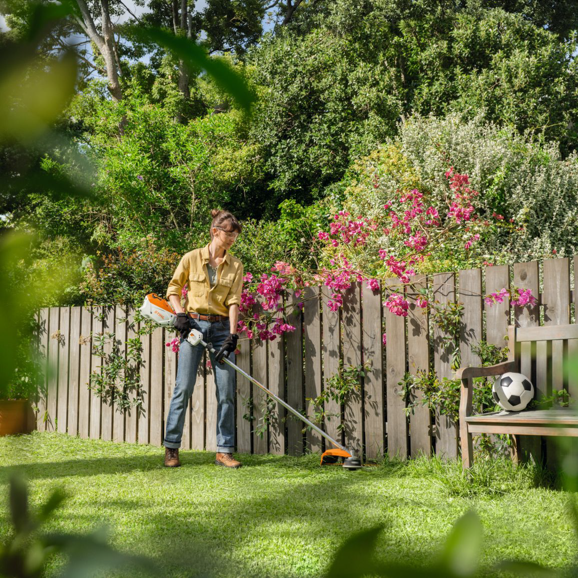 Performance Plus MS | Débroussailleuse à batterie STIHL FSA 80 R | Taille du gazon et bordures en action