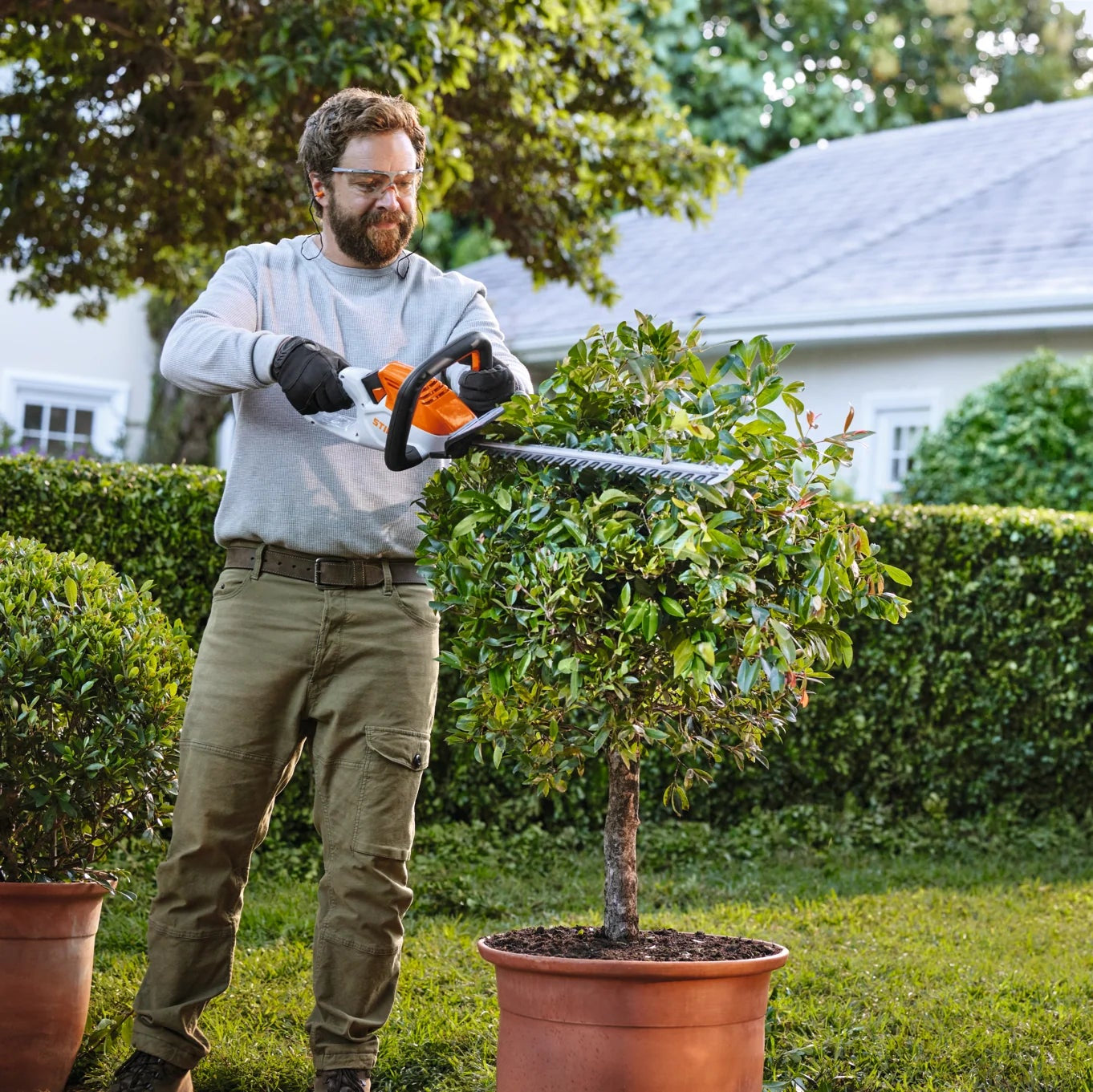 Performance Plus MS | Taille-haie à batterie STIHL HSA 30 | utilisation pour entretenir une haie résidentielle