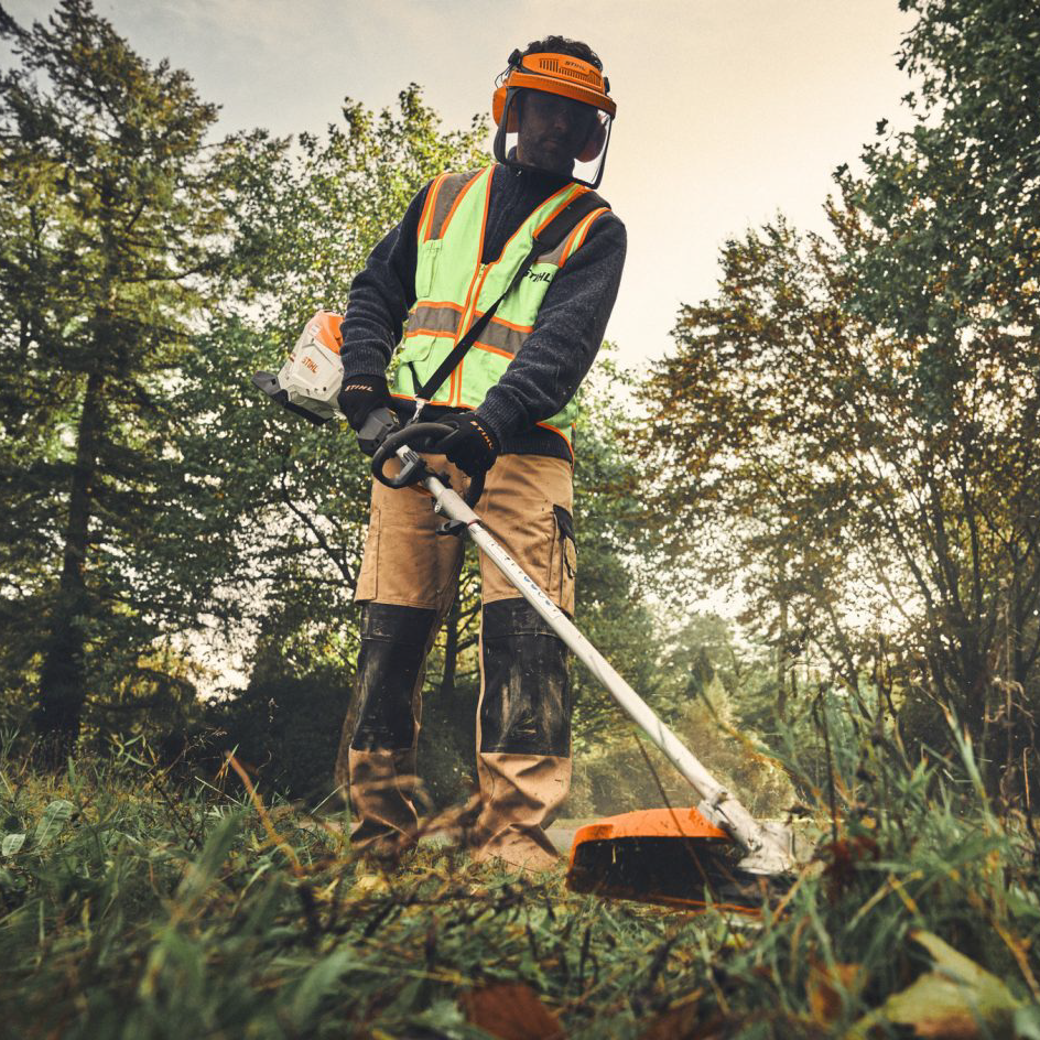 Performance Plus MS | KombiMoteur à batterie STIHL KMA 200 R | En action