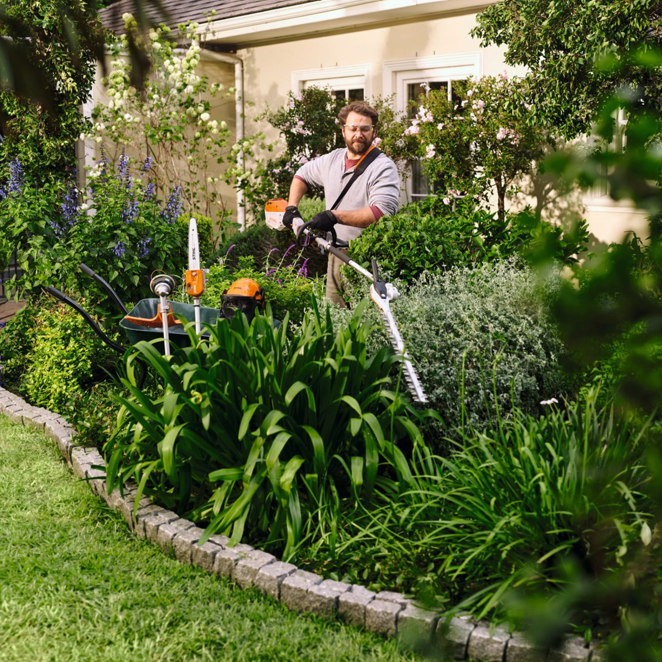 Performance Plus MS | Moteur multifonctionnel à batterie Stihl KMA 80 R en action avec taille haie