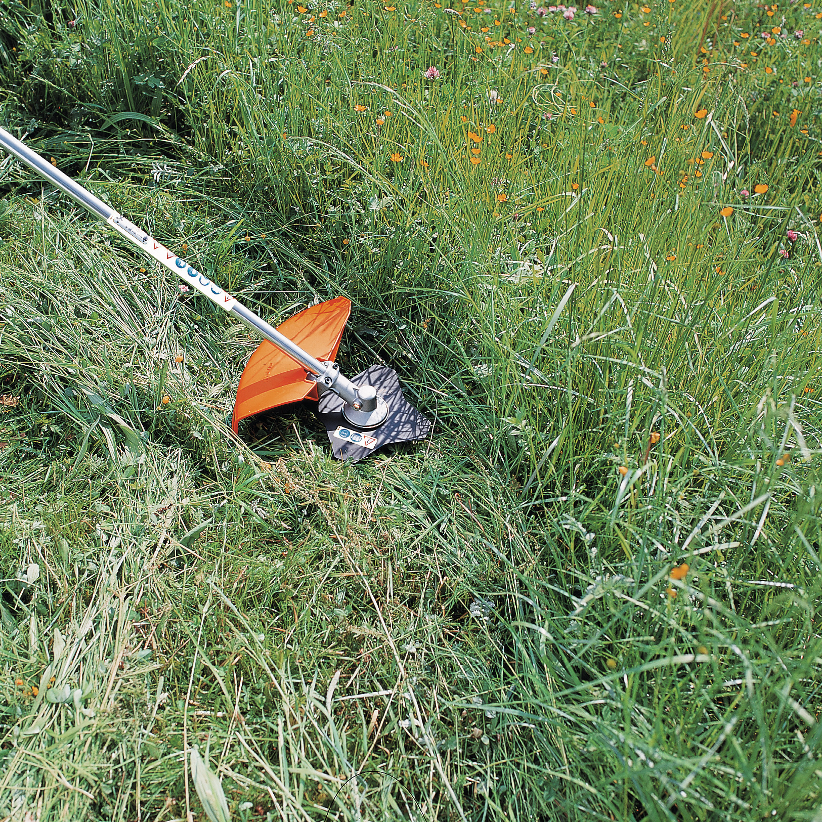 Performance Plus MS | Débroussailleuse lame à herbe 4 dents Stihl KM en action