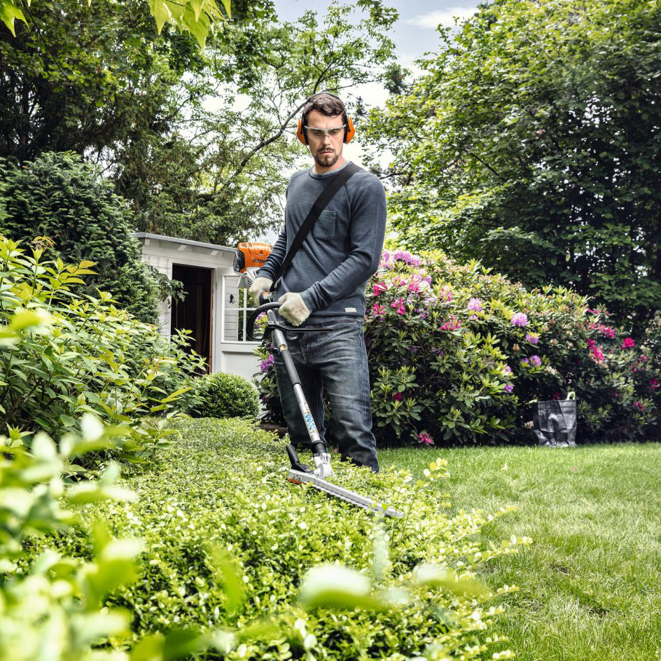 Performance Plus MS | Taille-haie réglable Stihl KM | en action avec une personne