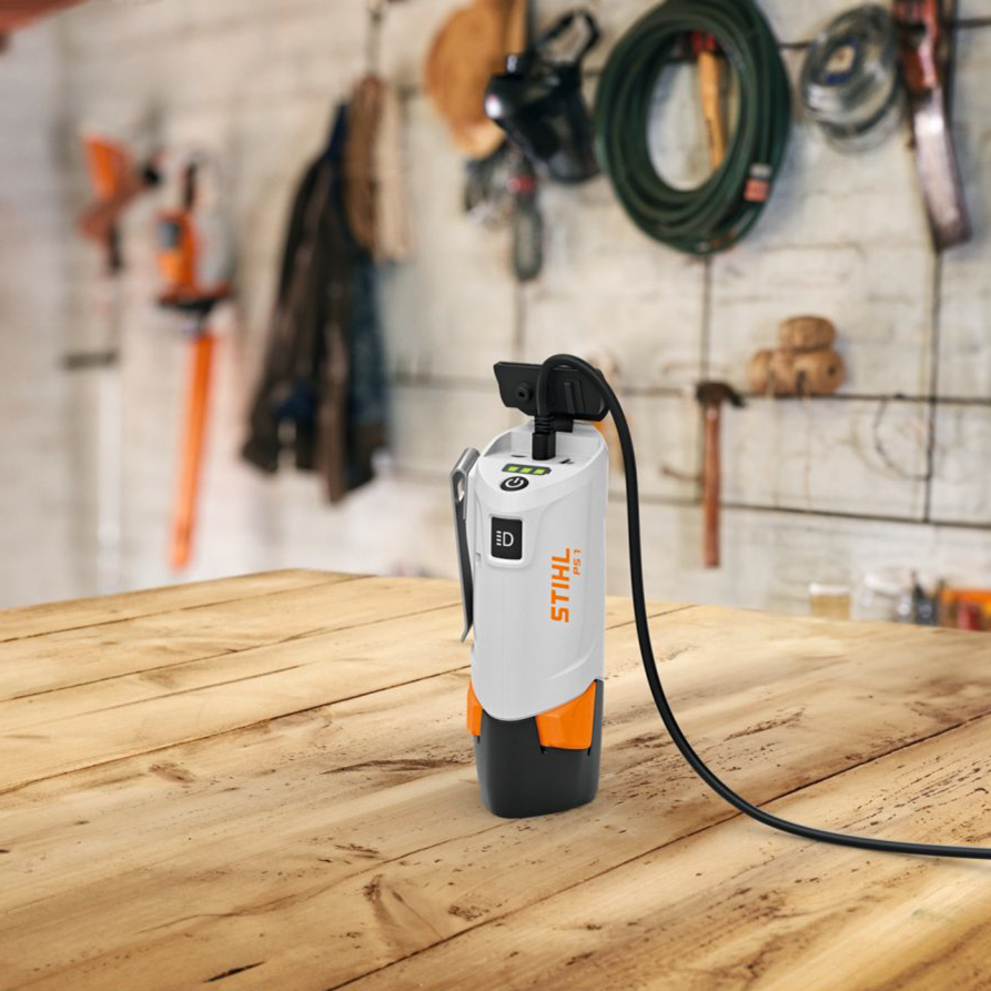 Performance Plus MS | Batterie portable STIHL PS 1 en utilisation atelier | recharge appareil