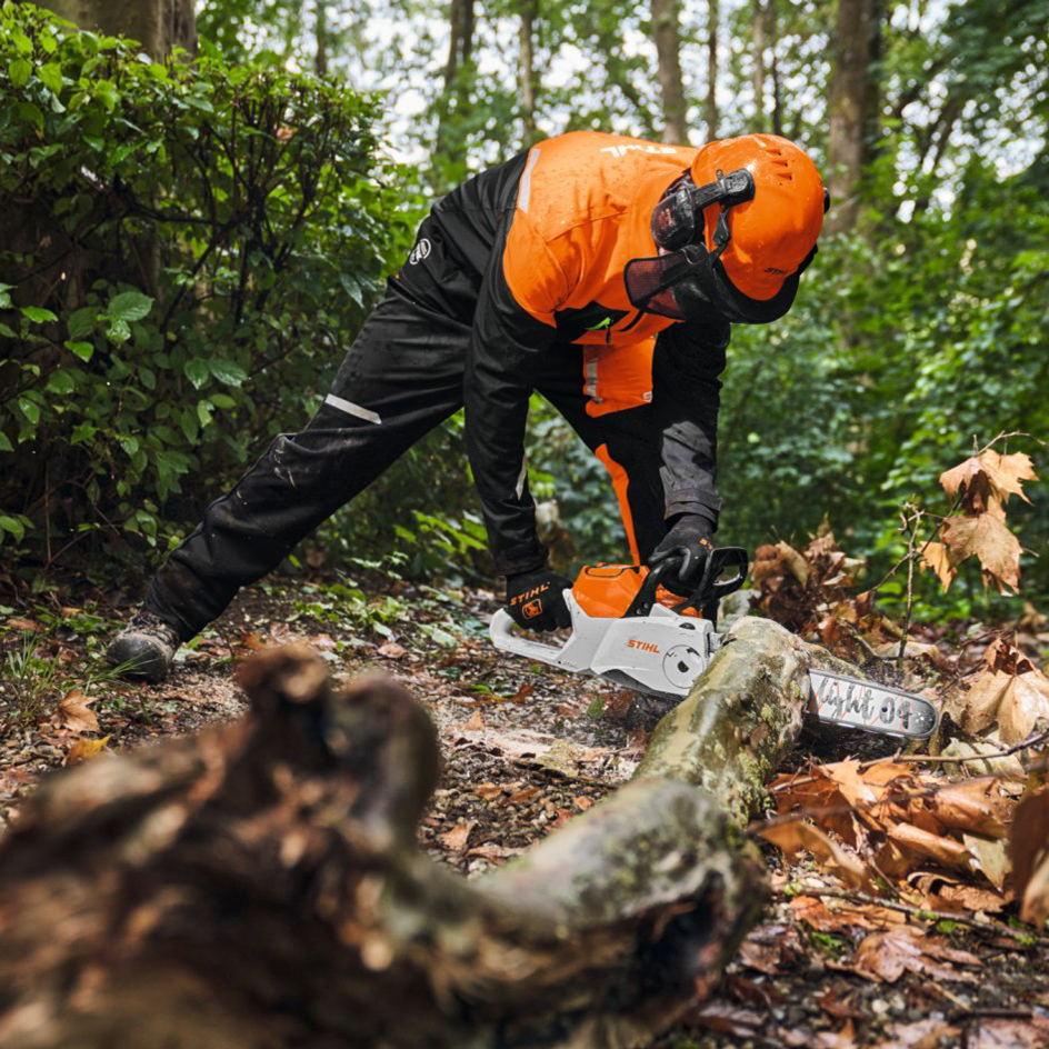 Performance Plus MS | Pantalon de sécurité STIHL FUNCTION Core | utilisation en travaux forestiers avec scie à chaîne