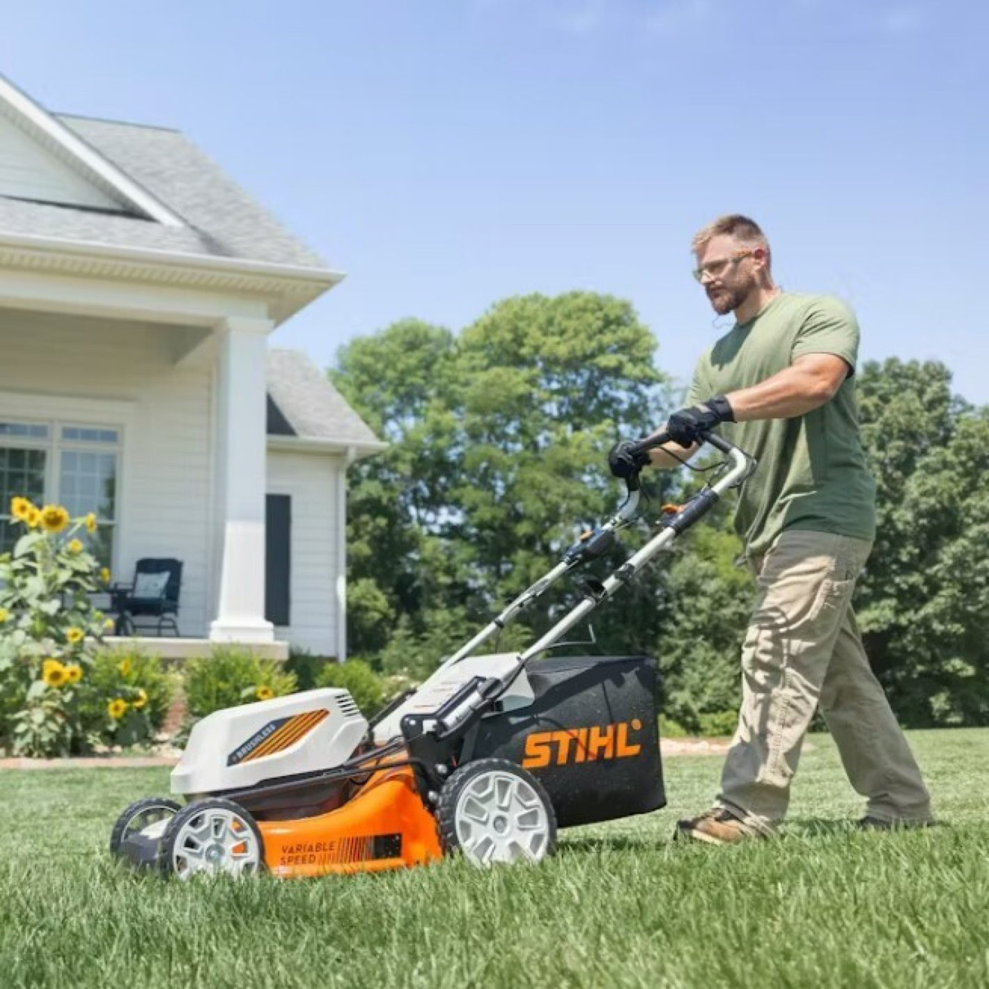 Performance Plus MS | Tondeuse à batterie STIHL RMA 348 V en utilisation sur pelouse | action
