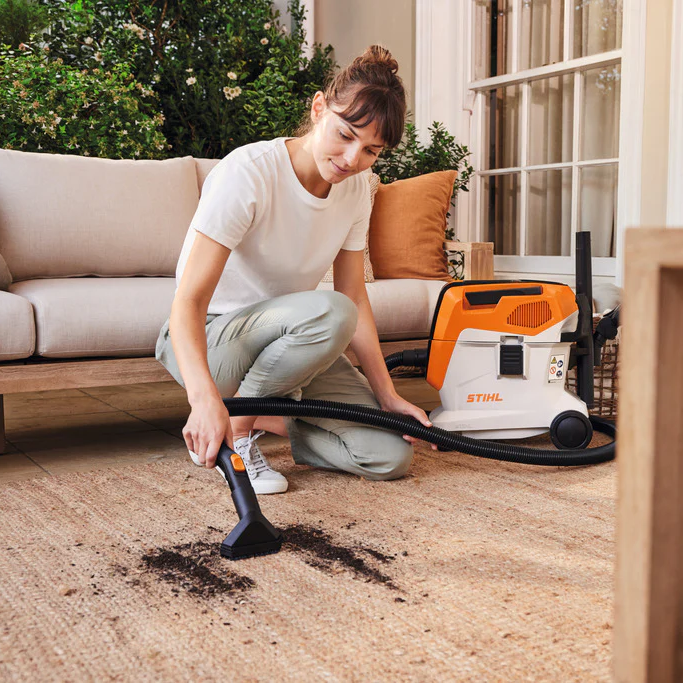 Performance Plus MS | Aspirateur à batterie STIHL SEA 60 | nettoyage extérieur en action