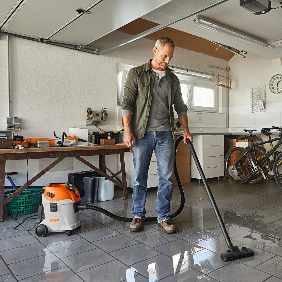 Performance Plus MS | Aspirateur sec/humide STIHL SE 33 | nettoyage d’eau sur plancher de garage