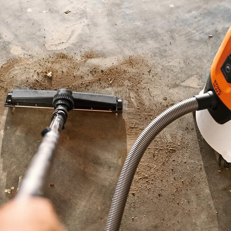 Performance Plus MS | Aspirateur sec/humide STIHL SE 62 | aspiration de sable sur plancher de béton