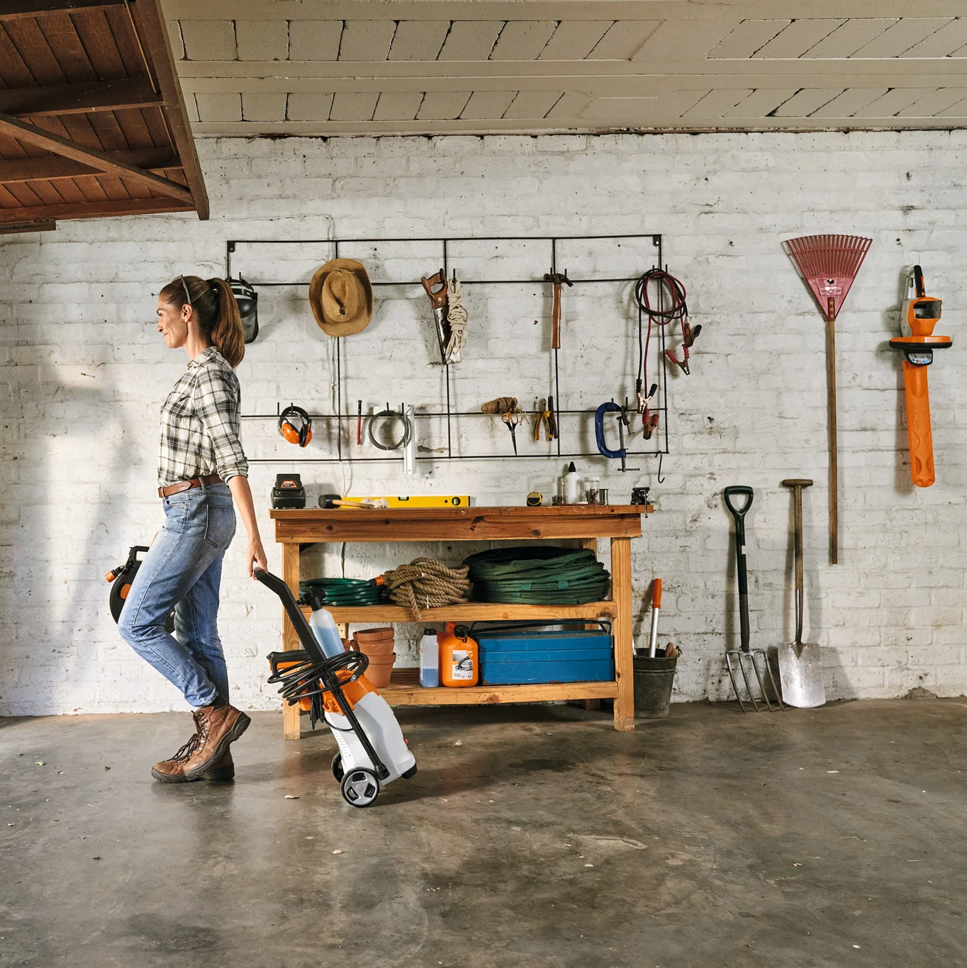 Performance Plus MS | Nettoyeur pression STIHL RE 80 en utilisation nettoyage extérieur | action
