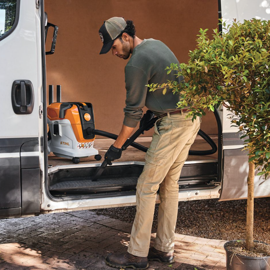 Performance Plus MS | Aspirateur STIHL SEA 100 utilisé pour nettoyage intérieur de véhicule utilitaire
