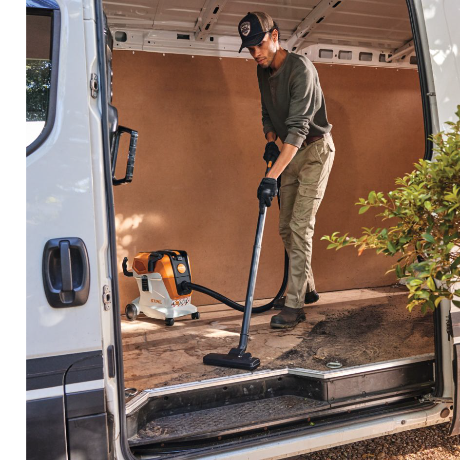 Performance Plus MS | Aspirateur à batterie STIHL SEA 100 en utilisation pour nettoyage 