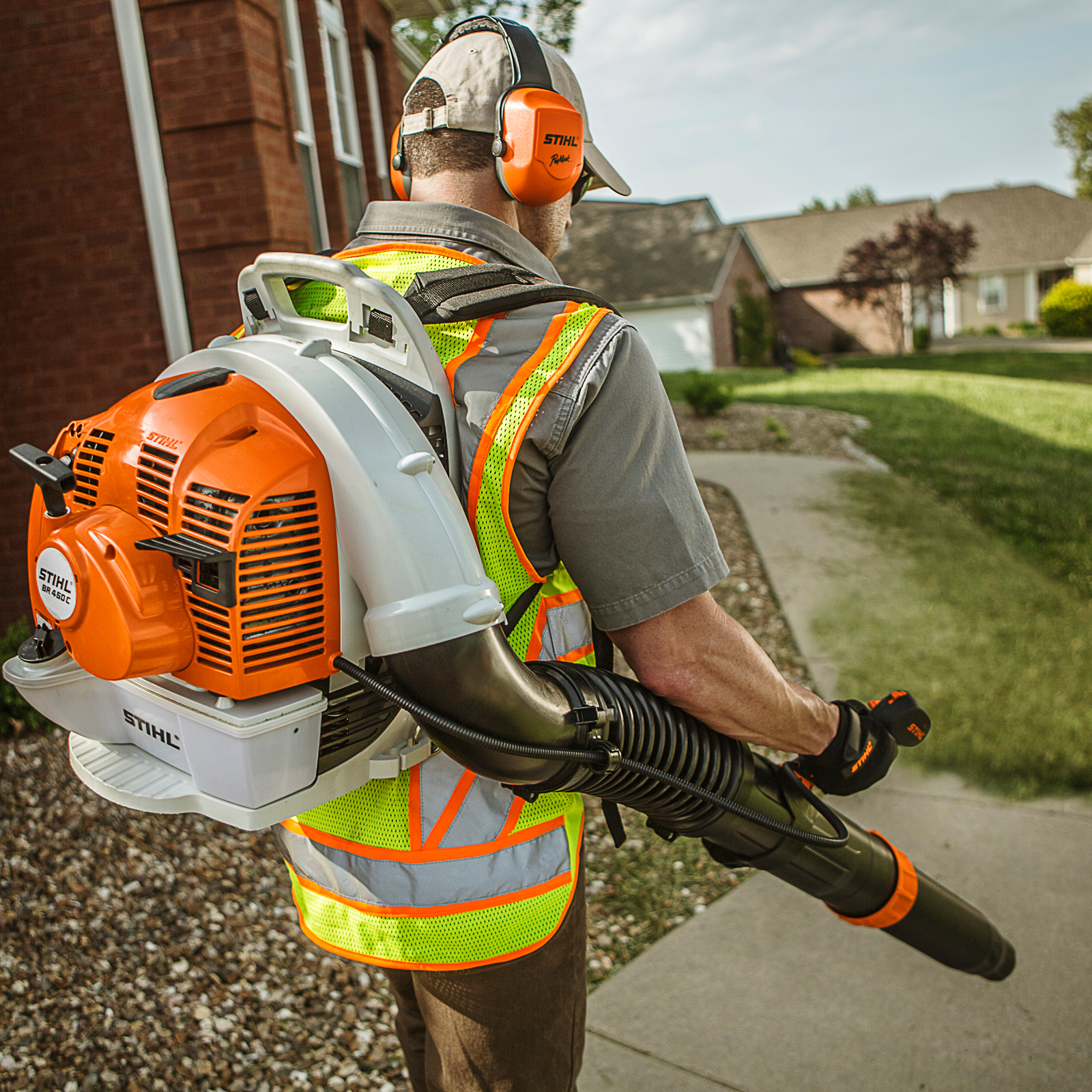 Performance Plus MS | Souffleur à dos STIHL BR 450 | utilisation par un paysagiste pour enlever les feuilles