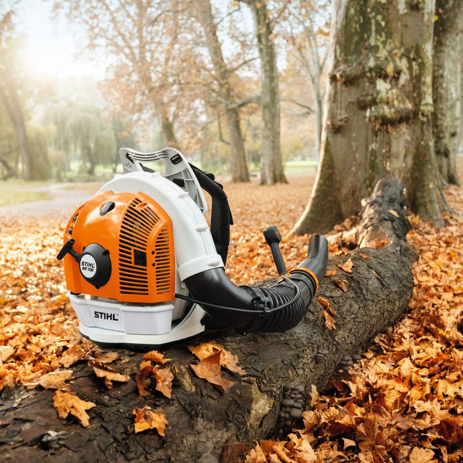 Performance Plus MS | Souffleur à dos professionnel STIHL BR 700 | utilisation par un paysagiste pour enlever feuilles et débris